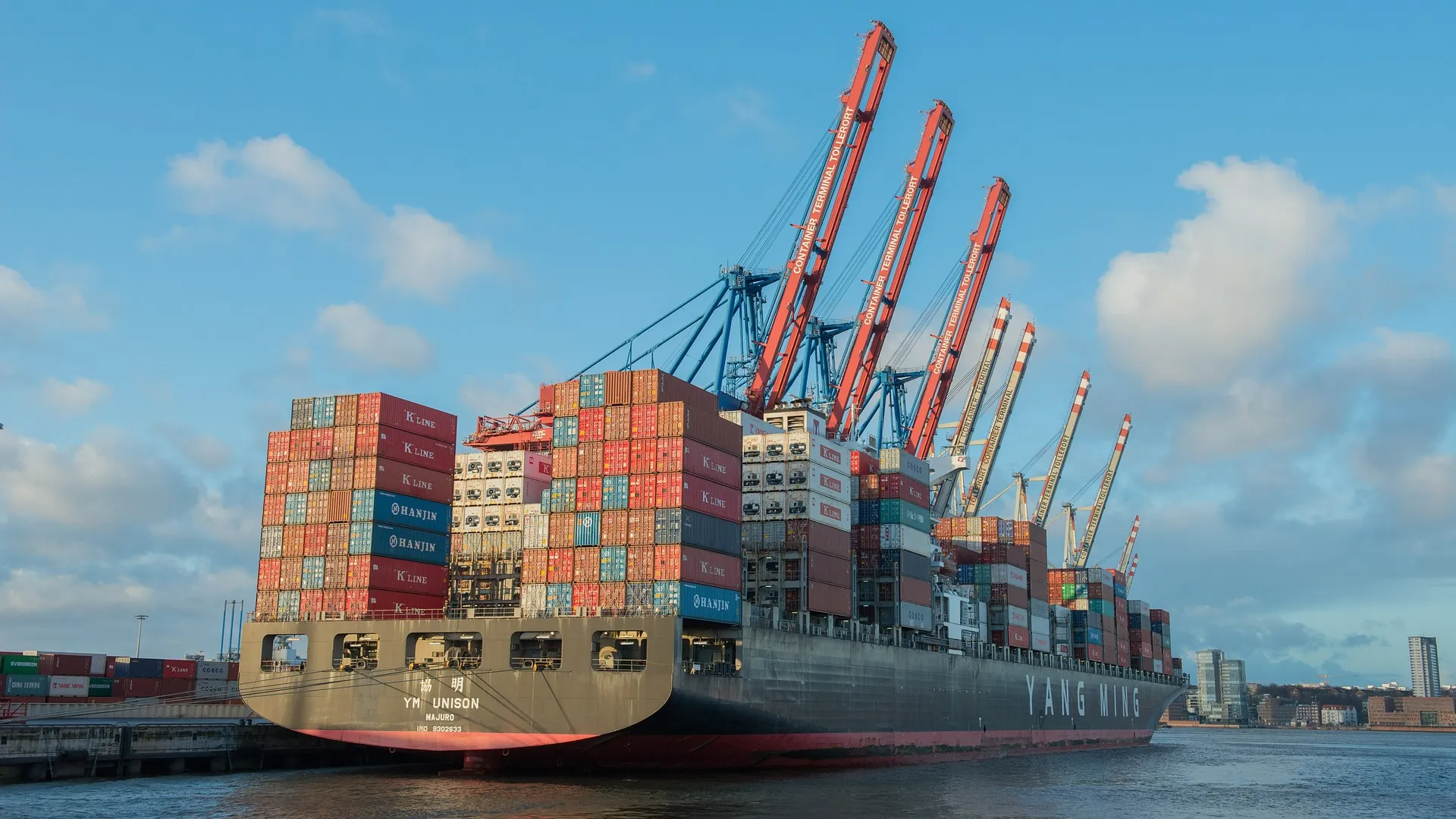 Rubrik_Wirtschaft_und_Ressourcen_Globalisierung_c._Pixabay_container-ship-596083_1920